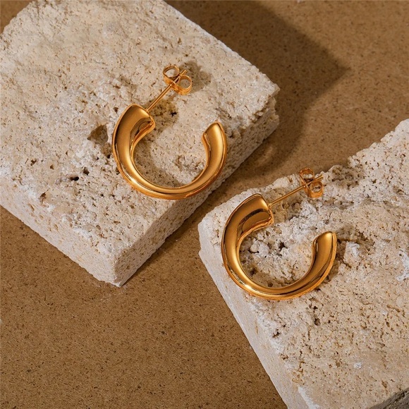 ◾️18k Gold Plated Minimalist C- Shaped Hoop Earrings - Picture 5 of 9